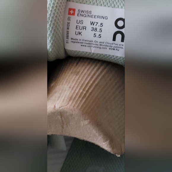 On Running Sneaker Cloudflyers women size 7.5 - Picture 2 of 12